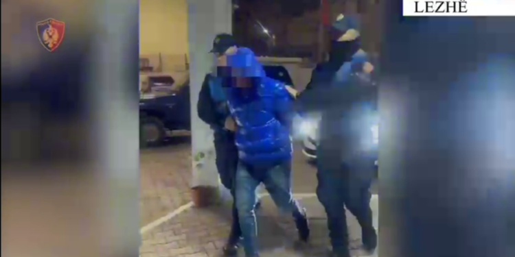 Me armë zjarri e municione në një çantë, si u pikas 37-vjeçari që tentoi t’i ikte me vrap policisë në Lezhë