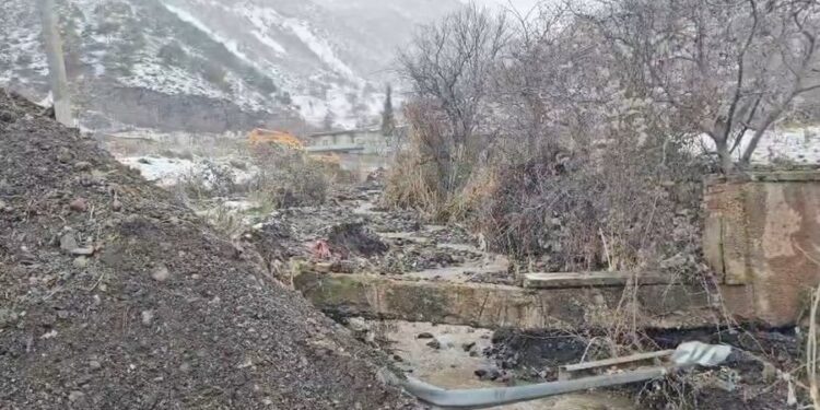 Bllokohet shkarkuesi në aksin Pogradec–Qafë Thanë, vijon puna për hapjen e një korsie emergjence për makinat