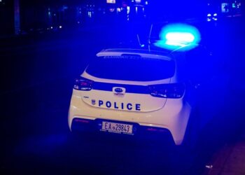 Tre persona hapin zjarr para biznesit të shqiptarit në Greqi, plagoset pronari dhe i biri