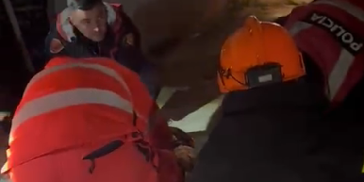 Shkrumbohet shtëpia në Gjirokastër, brenda ndodhej një e moshuar! Si u arrit të shpëtohej nga Zjarrfikësja