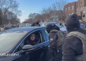 “Më nxorën zvarrë nga makina”, dhuna në Mineapolis, policia arreston gruan nga Lindja e Mesme