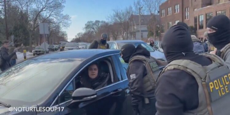 “Më nxorën zvarrë nga makina”, dhuna në Mineapolis, policia arreston gruan nga Lindja e Mesme