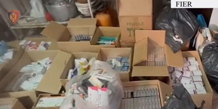 Shiste ilaçe të skaduara dhe kontrabandë në farmaci, arrestohet 42-vjeçari