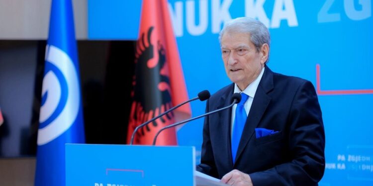 Berisha flet pas protestës: Qytetarët triumfuan në rrugët e Tiranës, do e rrëzojmë regjimin e kalbur të Rilindjes!