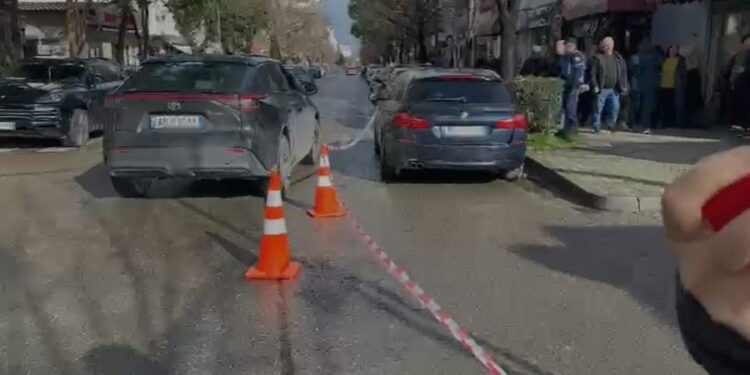 E rëndë në Durrës! Babai godet me thikë vajzën, plagoset edhe një kalimtar