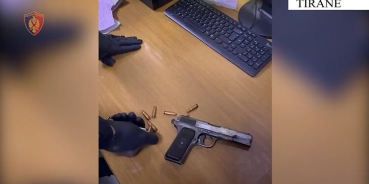 Lëvizte i armatosur me pistoletë, 31-vjeçari arrestohet në Bulevardin “Zhan D’ark”