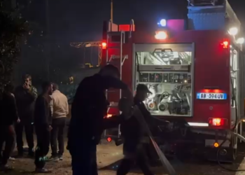 Zjarr në një banesë në Lushnje, përfundon në spital një 12-vjeçare