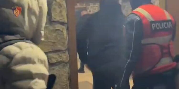 Shiste kokainë, kapet në flagrancë 41-vjeçari me dy emra