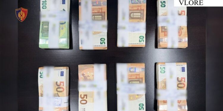 Tentoi të dilte nga Shqipëria me 45 mijë euro, procedohet penalisht shtetasi grek