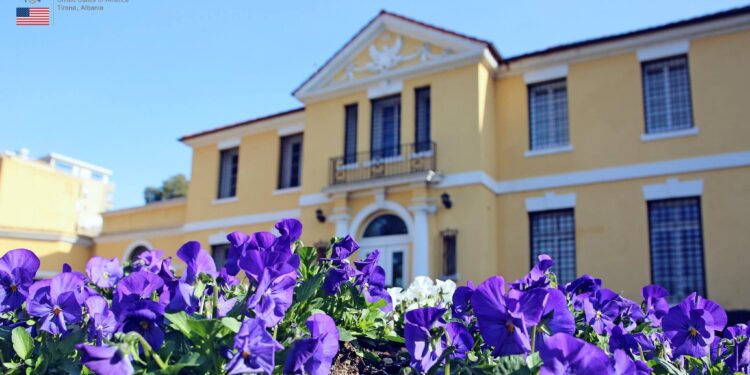 Pezullimi i vizave për 75 vende, Ambasada Amerikane sqaron se kush qytetar shqiptar ka të drejtë të udhëtojë drejt SHBA