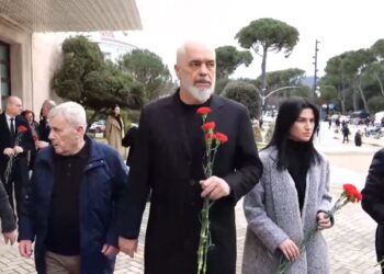 “Para 21 Janarit, çështjet e tjera si kafet e Nexhmies”, Rama sulmon Berishën e Bashën: S’kishte rrezik për VIP-in e ngujuar dhe karafilin ambulant