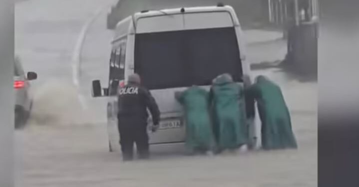 VIDEO / Duke shtyrë makinat e përmbytura, efektivët heronj në terren