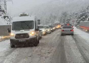 Aksidente masive në Rrugën e Arbrit, disa makina përfundojnë në kanal, shkak dëbora në rrugë