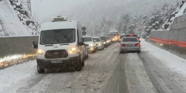 Aksidente masive në Rrugën e Arbrit, disa makina përfundojnë në kanal, shkak dëbora në rrugë