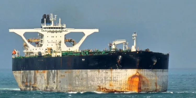 Trump “nuk i ndan sytë” nga Venezuela, forcat detare amerikane ndjekin anijen cisternë për ta sekuestruar