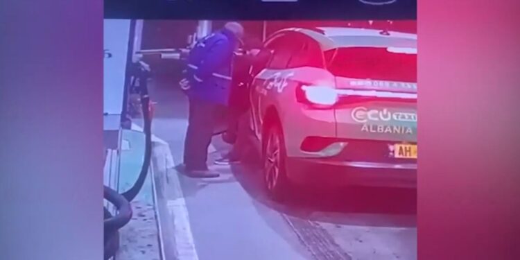 Me armë, kryen tre vjedhje brenda pak orësh/ Policia e Fushë-Krujës dhe Tiranës në kërkim të të riut (VIDEO)