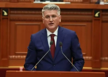 Satirë me vargje për deputetët, Gjekmarkaj: Zegjineja te vitrina, nën çatinë me llamarina! Bëj qejf Ulëzi qafiri, sa pa …