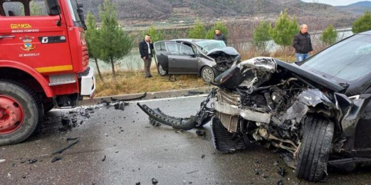 Aksident i rëndë në aksin Gjirokastër-Tepelenë/ 3 të vdekur nga përplasja e dy automjete