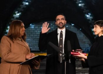 Me dorën mbi Kuran, Zohran Mamdani betohet si kryebashkiaku i parë mysliman i qytetit të Nju Jorkut