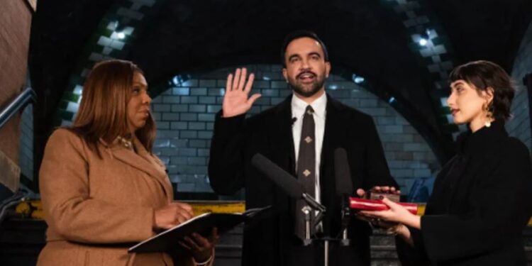 Me dorën mbi Kuran, Zohran Mamdani betohet si kryebashkiaku i parë mysliman i qytetit të Nju Jorkut