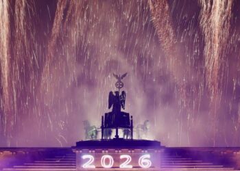 Bota mirëpret vitin e ri, spektakël fishekzjarrësh nga Azia në SHBA (FOTO)