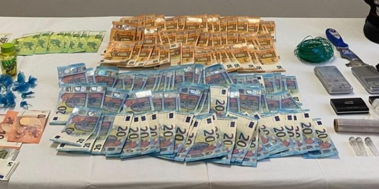 Biznes kokaine natën e Vitit të Ri, 30-vjeçari shqiptar kapet me drogë dhe valutë në makinë dhe banesë