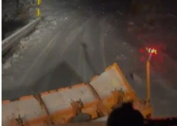 Bora dhe akulli bllokojnë 200 mjete dhe dhjetëra familje në malësinë e Koplikut, mes tyre dhe fëmijë