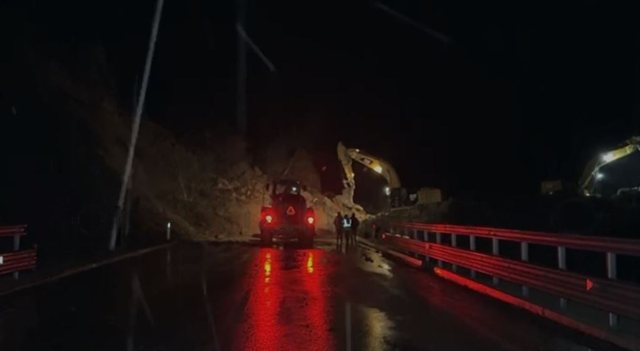 Shembjet në aksin Qafë Plloçë-Qukës, mbyllet përkohësisht ky segment, mjetet orientohen drejt rrugës së vjetër