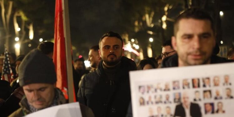 “Shqipëria Bëhet” mblidhet sërish para Kryeministrisë, mes protestuesve edhe deputeti demokrat Besart Xhaferri