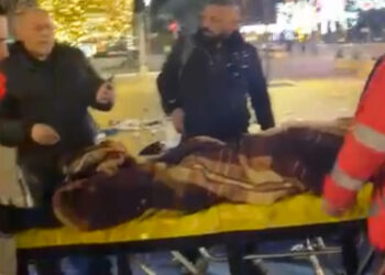 VIDEO/ Policia ndërhyn në mesnatë për t’i hequr karriget: Lapaj transportohet me urgjencë në spital