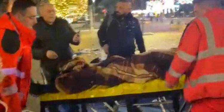 VIDEO/ Policia ndërhyn në mesnatë për t’i hequr karriget: Lapaj transportohet me urgjencë në spital