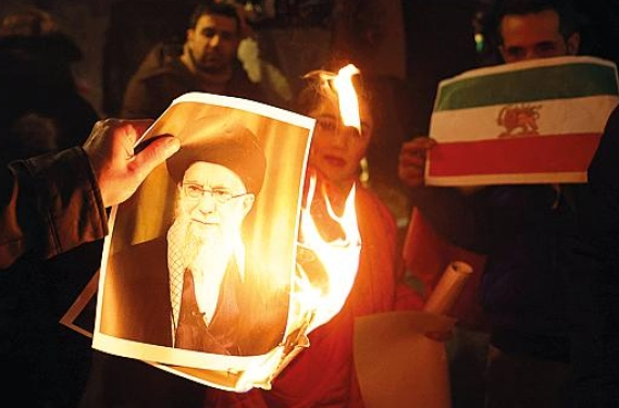 Eksperti: Pse është e vështirë që regjimi në Iran të bjerë si në Siri?