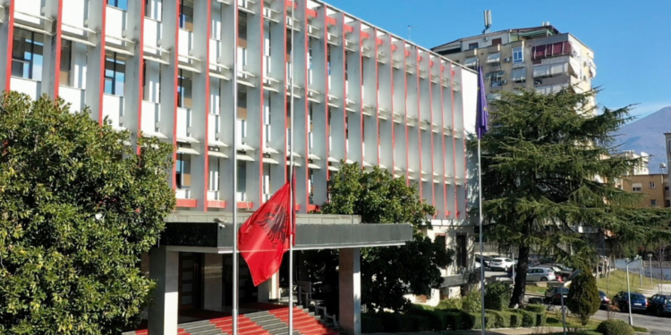 Tragjedia në Zvicër, MEPJ: Deri më tani nuk ka shqiptarë mes viktimave, jemi në kontakt me autoritetet atje