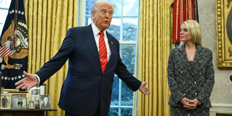 “E dobët dhe joefektive”- Wall Street Journal: Trump ankohet te ndihmësit e tij për prokuroren Pam Bondi