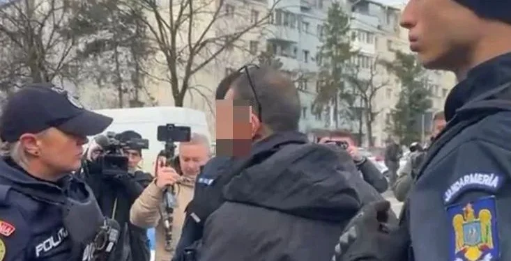 Rumani, momente tensioni/Tifozi i PAOK thyen kamerën e gazetarit para spitalit ku po trajtohen tre të plagosurit