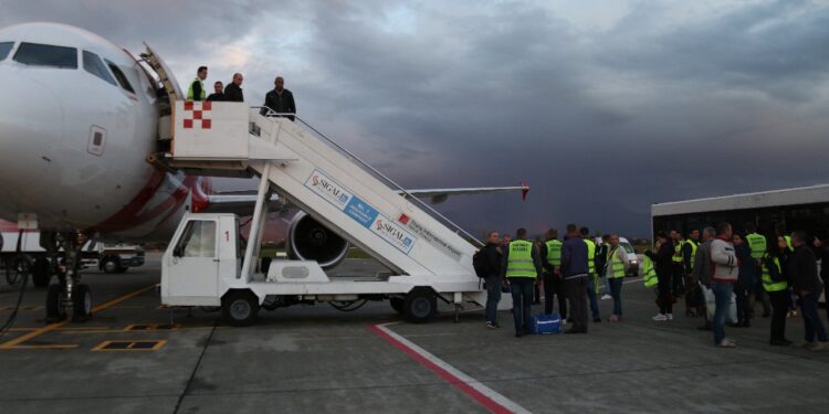 Emigracioni në Itali, hiqen 355 leje qëndrimi, dëbohen 5 shqiptarët e parë