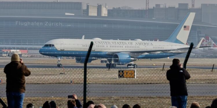 Avioni i Trump jep probleme gjatë fluturimit, Presidenti shkon në Davos me “mjetin rezervë”