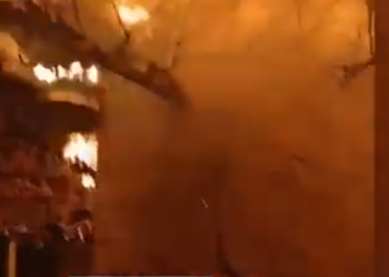 VIDEO- Pukë, një banesë shkrumbohet nga zjarri, familja me 5 anëtarë mbetet e pastrehë! Shkak..