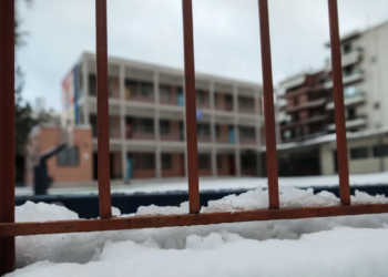 Alarm i kuq në Greqi, shkollat në Athinë mbyllen nesër. Pesë rajone kërcënohen nga përmbytjet dhe acari polar