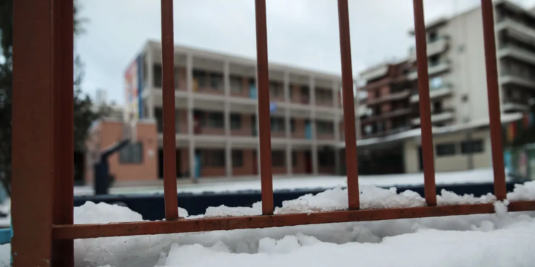 Alarm i kuq në Greqi, shkollat në Athinë mbyllen nesër. Pesë rajone kërcënohen nga përmbytjet dhe acari polar