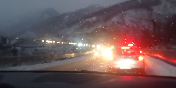 Paralizohet lëvizja në rrugën e Arbrit për shkak të dëborës dhe ngricave, gati 10 km radha e automjeteve