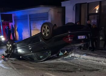 Humbi kontrollin e makinës dhe u përplas me shtyllën, aksidentohet i riu në Lezhë