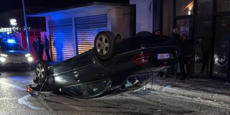 Humbi kontrollin e makinës dhe u përplas me shtyllën, aksidentohet i riu në Lezhë