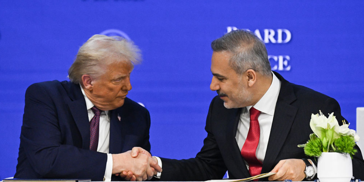 Euractiv: Athina e shqetësuar nga Bordi i Paqes i Trumpit. Frikë nga kurthi turk në Mesdheun lindor