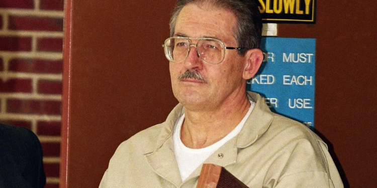 Vdes agjenti i CIA-s që u shiste sekrete sovjetikëve, po vuante dënimin me burgim të përjetshëm