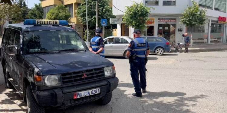 DETAJE / Plagosja në Shijak për një femër, kushërinjtë i drejtuan 45-vjeçarit pistoletën në kokë