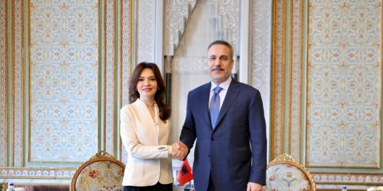 Spiropali në Stamboll me homologun turk: Bashkë për organizimin e samitit të NATO-s në Tiranë