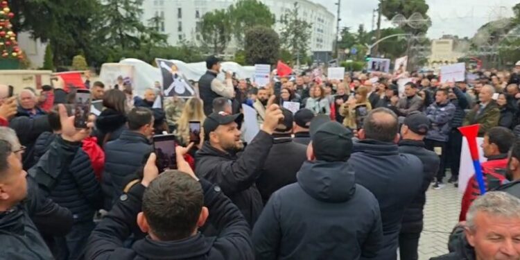 ‘Modeli i oligarkisë së Berishës nuk është zhbërë’, Lapaj: Blenë 10 mln euro çokollata, por buxheti kundër…