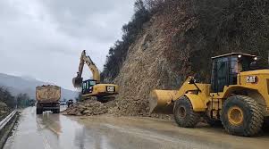 Vijojnë rrëshqitjet e dherave në qarkun Gjirokastër, të bllokuara disa rrugë rurale dhe aksi Gjirokastër-Tepelenë