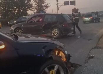 Përplasen 2 makina në Durrës, mbeten të plagosur 5 persona. Drejtuesit e mjeteve dërgohen në spital